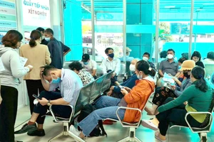 Người dân đến đăng ký khám chữa bệnh tại BV Bình Dân. Ảnh: NGUYỄN HIỀN