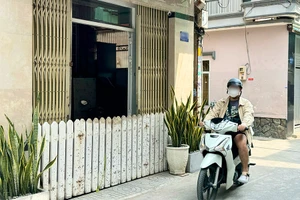 Theo phản ánh của người dân, hộ bà O ở hẻm 964 đường Nguyễn Văn Quá, phường Đông Hưng Thuận, quận 12 nuôi hơn 20 con chó, gây ô nhiễm môi trường, tiếng ồn trong khu vực. Ảnh: TRẦN MINH