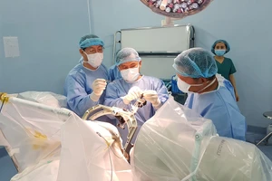 Các bác sĩ đang điều trị cho bệnh nhân Parkinson bằng kỹ thuật đặt điện cực kích thích não sâu. Ảnh: BVCC