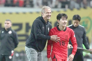 Nụ cười này bị cả châu Á lên án sau khi Hàn Quốc bị Malaysia gỡ hòa 3-3. Ảnh: GETTY IMAGES 