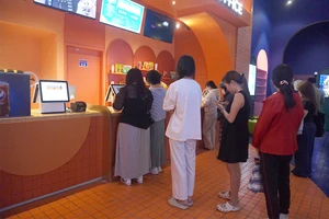 Khán giả mua vé xem phim Mai tại một rạp trên đường Trần Quang Khải (quận 1, TP.HCM) vào chiều 22-2. Ảnh: VĂN HÀ