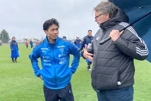 Trong khi HLV Troussier sang Nhật gặp Công Phượng. Ảnh: VFF