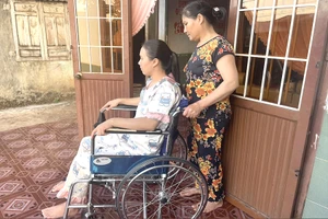 Người thân chăm sóc cho chị Quỳnh sau sự cố rơi thang máy. Ảnh: QV