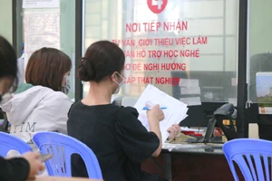 Người lao động làm thủ tục nhận trợ cấp thất nghiệp. Ảnh: MT