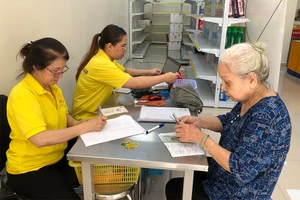 Người dân làm thủ tục nhận lương hưu tại TP.HCM. Ảnh: TM