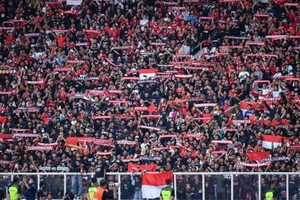 Cổ động viên Indonesia giữa chảo lửa Bung Karno có sức chứa 88.000 khán giả. Ảnh: PSSI
