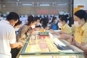 Giá vàng tại thị trường trong nước hiện vẫn chênh lệch quá lớn với vàng thế giới. Ảnh: THÙY LINH