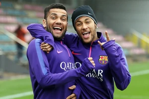 Neymar thân thiết với đàn anh Dani Alves khi còn chơi chung ở Barcelona. Ảnh: GETTY