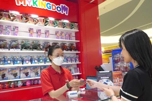 Việc sử dụng thẻ tín dụng để thanh toán khi mua hàng hóa, dịch vụ ngày càng phổ biến. Ảnh: TL