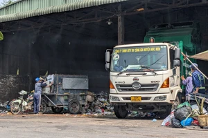 Hoạt động của trạm trung chuyển rác gây ảnh hưởng đến đời sống của người dân. Ảnh: TRẦN MINH