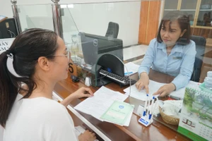 Người lao động đến cơ quan BHXH TP.HCM thực hiện một số thủ tục liên quan đến BHXH. Ảnh: NH