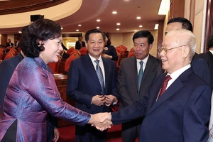 Tổng Bí thư Nguyễn Phú Trọng với các đại biểu dự Hội nghị Trung ương 9, khóa XIII. Ảnh: TTXVN