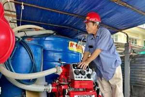 Ông Hai Ri đang kiểm tra lại các thiết bị để đảm bảo mọi thứ sẽ vận hành trơn tru khi có sự cố cháy xảy ra. Ảnh: HD