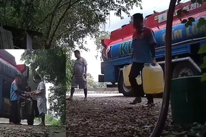 Xe bồn sơn chữ KIXX tấp vào khu vực chòi tôn, điểm thu mua dầu của bà Lan trưa 17-10 bán dầu chuẩn bị sẵn và con trai bà Lan trả tiền cho tài xế (ảnh nhỏ). Ảnh: YÊN – TRƯỜNG