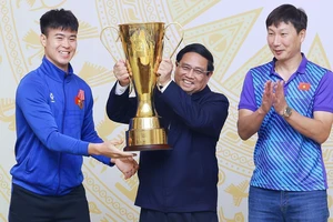 Thủ tướng Phạm Minh Chính nâng chiếc cúp vô địch AFF Cup 2024. Ảnh: TTXVN