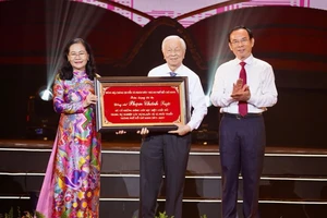 Bí thư Thành ủy TP.HCM Nguyễn Văn Nên và Phó Bí thư Thành ủy, Chủ tịch HĐND TP.HCM Nguyễn Thị Lệ trao bảng vàng tôn vinh ông Phạm Chánh Trực tại lễ tôn vinh các cá nhân tiêu biểu trong sự nghiệp xây dựng, bảo vệ và phát triển TP.HCM (1975-2025) vào sáng 23-4. Ảnh: THUẬN VĂN