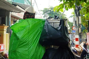 TP.HCM sắp thu phí rác theo khối lượng thay vì thu cố định, người dân đồng thuận nhưng vẫn cần hướng dẫn rõ ràng để thực hiện. Ảnh: HUỲNH THƠ