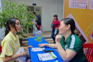 Học sinh lớp 9 tham dự ngày hội tự tin vào lớp 10 được tổ chức tại Trường THPT Võ Trường Toản, quận 12.