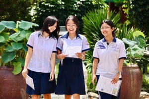 Thí sinh vừa thi xong môn ngữ văn tại điểm thi Trường THCS Hoa Lư, TP Thủ Đức. Ảnh: DI LINH 