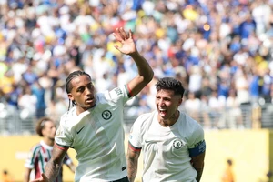 Joao Pedro (20), tân binh lần đầu khoác áo Chelsea ghi hai bàn thắng vào lưới Fluminense, đưa Chelsea vào chung kết FIFA Club World Cup 2025 trong sự chung vui của đội trưởng Enzo Fernandez. Ảnh: ALEX GRIMM - GI 