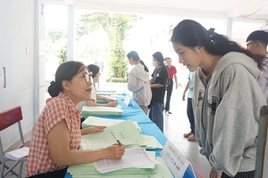 Học sinh đến Trường THPT Võ Trường Toản làm hồ sơ nhập học vào lớp 10. Ảnh: NGUYỄN QUYÊN
