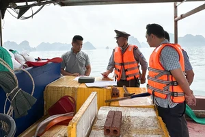 Lực lượng chức năng kiểm tra và tuyên truyền về chống khai thác IUU tại tỉnh Quảng Ninh. Ảnh: NGỌC SƠN