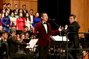 Nhạc trưởng Lê Ha My (bìa phải) và ca sĩ Phạm Trang trong tiết mục Khát vọng. Ảnh: LÝ VÕ PHÚ HƯNG