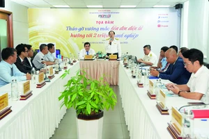 Tọa đàm “Tháo gỡ vướng mắc hóa đơn điện tử hướng tới 2 triệu doanh nghiệp” do báo Pháp Luật TP.HCM tổ chức hồi tháng 8-2025. Ảnh: THUẬN VĂN