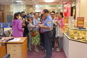 Lượng khách hàng giao dịch, mua bán bạc thỏi, bạc miếng tại TP.HCM ngày càng đông. Ảnh: TL