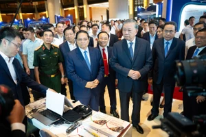 Tổng Bí thư Tô Lâm cùng lãnh đạo Đảng, Nhà nước, Quốc hội và các đại biểu tham quan triển lãm những thành tựu nổi bật trong hai lĩnh vực y tế, giáo dục trong khuôn khổ Hội nghị toàn quốc quán triệt, triển khai thực hiện bốn nghị quyết của Bộ Chính trị, sáng 16-9. Ảnh: QH