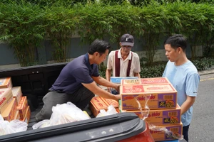 Người dân TP.HCM quyên góp nhu yếu phẩm gửi đồng bào vùng lũ ngày 21-11. Ảnh: THUẬN VĂN