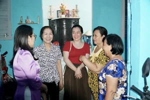 Lãnh đạo Ủy ban MTTQ Việt Nam phường Phú Định cùng khu phố đến thăm hỏi gia đình bà Nguyễn Thị Tươi (bìa phải). Ảnh: BẢO PHƯƠNG