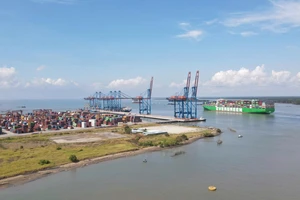 Tàu hàng ra vào khu vực cảng Cái Mép - Thị Vải. Ảnh: KHÁNH NAM