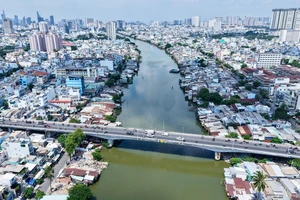 TP.HCM đặt mục tiêu đến năm 2030, phấn đấu hoàn thành công tác di dời 50% nhà trên và ven kênh rạch (khoảng 20.000 căn). Trong ảnh: Khu nhà trên và ven sông bờ bắc kênh Đôi. Ảnh: THUẬN VĂN