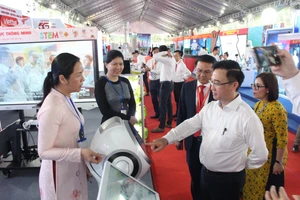 Phó Bí thư Thành ủy TP.HCM Đặng Minh Thông (áo trắng), Giám đốc Sở KH&CN Lâm Đình Thắng cùng các đại biểu tham quan các gian hàng triển lãm trưng bày về công nghệ trong khuôn khổ Đại hội Đảng bộ TP.HCM lần thứ I vào giữa tháng 10-2025. Ảnh: BTC
