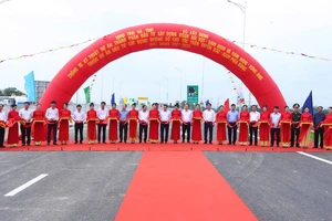 Thông xe kỹ thuật một đoạn cao tốc Bắc - Nam. Ảnh: V.LONG