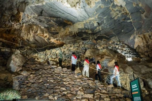 Khám phá Hang 7 tầng trên đỉnh Trường Sơn