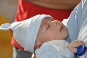 Bé sơ sinh bị dao đâm vào đầu phải mổ lần ba