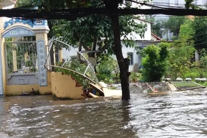 Sáng nay nhiều đoạn đường ở Thảo Điền vẫn ngập sâu