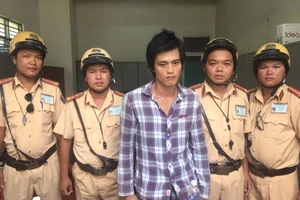 CSGT Đội Phú Lâm truy bắt kẻ cướp xe máy