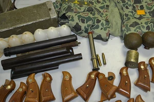 1 người Đài Loan xuất cảnh với thiết bị quân sự