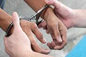 Bắt tạm giam thư kí tòa làm giả quyết định li hôn