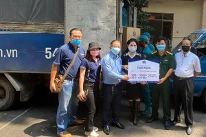 2 tỉ đồng tặng các lực lượng chống dịch COVID-19