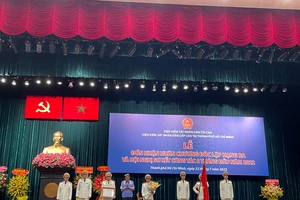 Phó Viện trưởng Thường trực Viện KSND Tối cao Nguyễn Huy Tiến trao Huân chương 