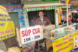 Xe bánh tiêu lạ miệng bán cả chục kí bột 1 ngày