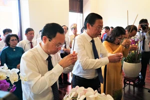 Lãnh đạo TP.HCM dâng hương lên Chủ tịch Hồ Chí Minh, Chủ tịch Tôn Đức Thắng