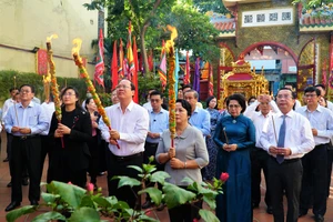 Lãnh đạo TP.HCM dâng hương lên Đức Thánh Trần Hưng Đạo nhân lễ giỗ lần 722