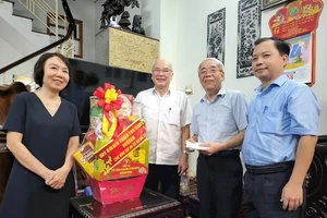 Lãnh đạo TP.HCM thăm, chúc Tết các đơn vị, gia đình có hoàn cảnh khó khăn