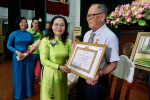  Quận 5, TP.HCM trao huy hiệu Đảng cho 80 Đảng viên dịp 3-2