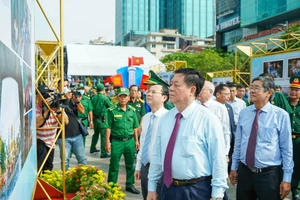 Khai mạc triển lãm ảnh "Tự hào một dải biên cương" 